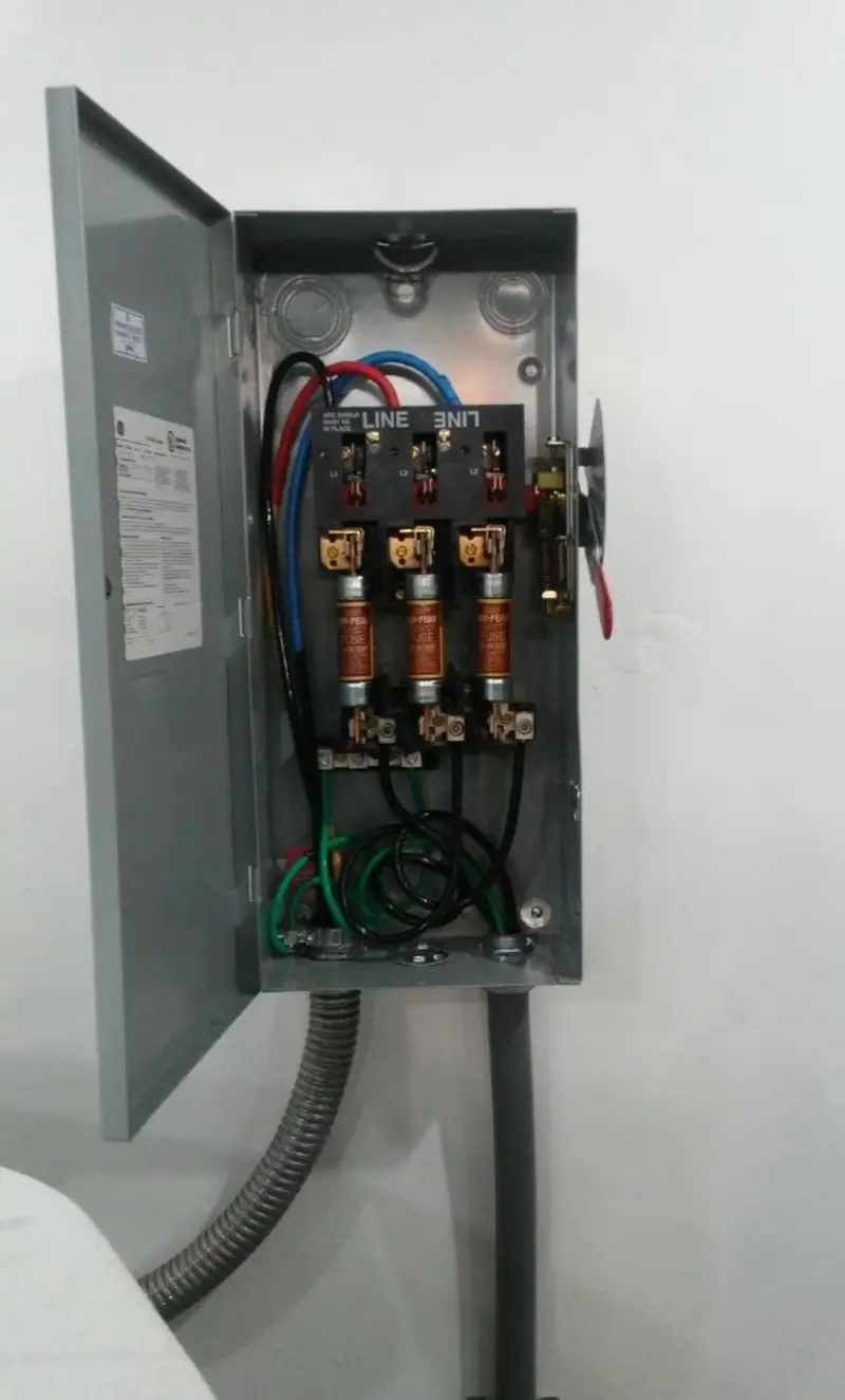 Three-phase disconnect switch installed for Smoke Detector Installation in Mexico